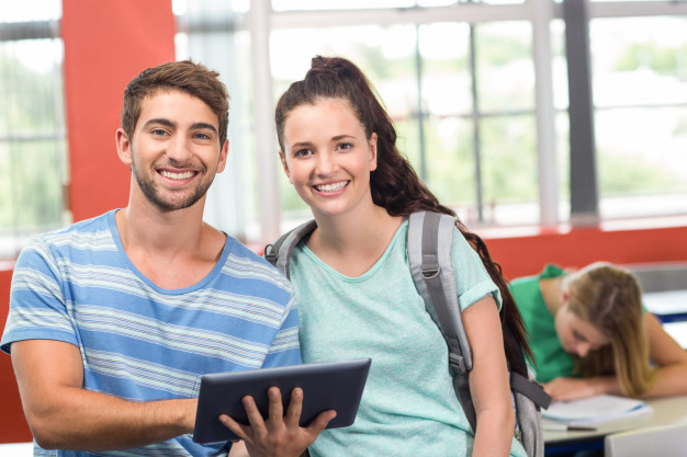 estudantes-que-usam-tablet-digital-na-sala-de-aula_13339-251704