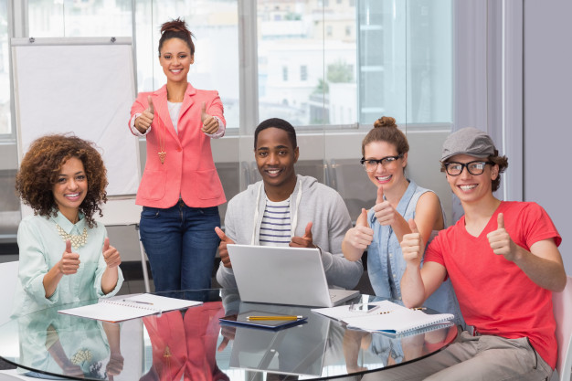 estudante-de-moda-dando-uma-apresentacao_13339-251462