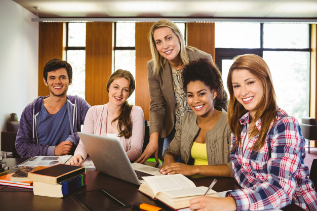 estudante-sorrindo-para-a-camera-com-seu-professor_13339-109435