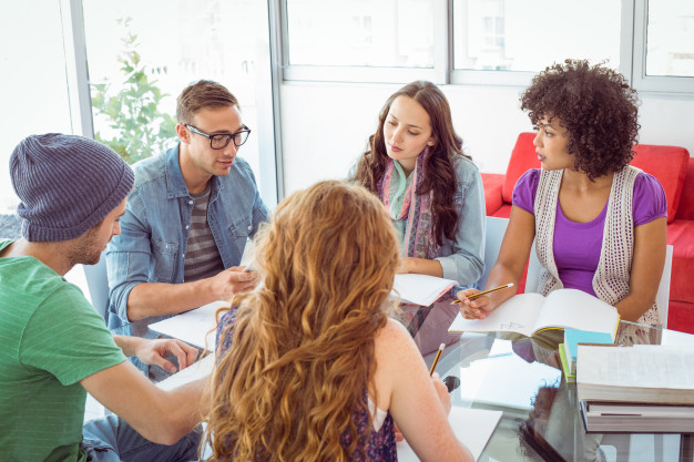 estudantes-de-moda-trabalhando-em-equipe_13339-259184