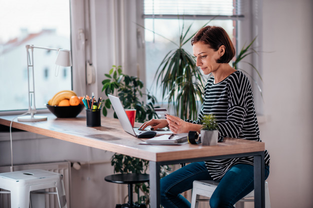 mulher-de-compras-on-line-e-usando-cartao-de-credito_137573-2496