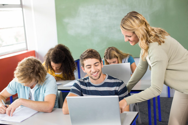 professor-que-ajuda-o-aluno-na-aula_13339-111122