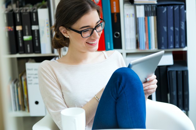 tablet-morena-escritorio-trabalhador-eletronico_1301-682